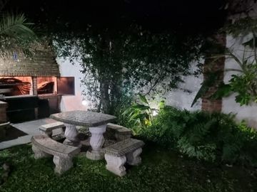 CHALET DE 4 AMBIENTES DESARROLLADO EN 2 PLANTAS. EXCELENTE ESTADO.