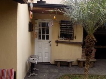 CHALET DE 4 AMBIENTES DESARROLLADO EN 2 PLANTAS. EXCELENTE ESTADO.