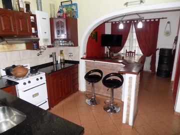 CHALET DE 4 AMBIENTES DESARROLLADO EN 2 PLANTAS. EXCELENTE ESTADO.