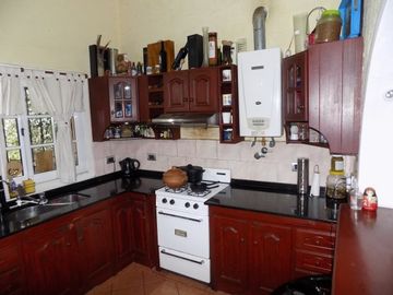 CHALET DE 4 AMBIENTES DESARROLLADO EN 2 PLANTAS. EXCELENTE ESTADO.