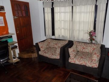 CHALET DE 4 AMBIENTES DESARROLLADO EN 2 PLANTAS. EXCELENTE ESTADO.