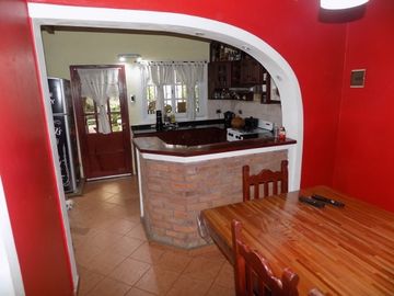 CHALET DE 4 AMBIENTES DESARROLLADO EN 2 PLANTAS. EXCELENTE ESTADO.
