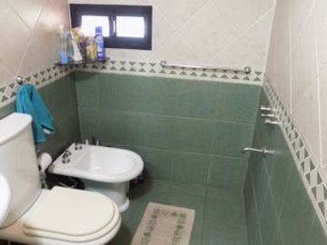 CHALET DE 4 AMBIENTES DESARROLLADO EN 2 PLANTAS. EXCELENTE ESTADO.