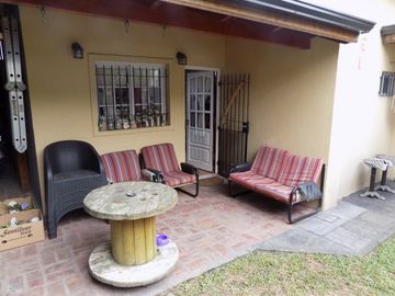 CHALET DE 4 AMBIENTES DESARROLLADO EN 2 PLANTAS. EXCELENTE ESTADO.