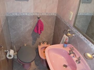 CHALET DE 4 AMBIENTES DESARROLLADO EN 2 PLANTAS. EXCELENTE ESTADO.