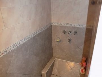 CHALET DE 4 AMBIENTES DESARROLLADO EN 2 PLANTAS. EXCELENTE ESTADO.