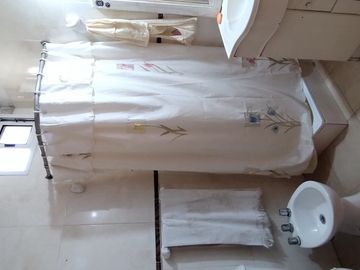 SE VENDE AMPLIA CASA DE 4 DORMITORIOS EN ESQUINA CON SALON, GARAGE