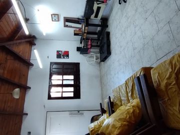 SE VENDE AMPLIA CASA DE 4 DORMITORIOS EN ESQUINA CON SALON, GARAGE