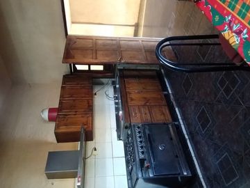 SE VENDE AMPLIA CASA DE 4 DORMITORIOS EN ESQUINA CON SALON, GARAGE