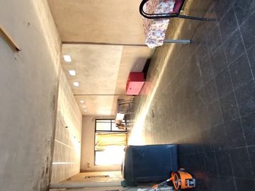 SE VENDE AMPLIA CASA DE 4 DORMITORIOS EN ESQUINA CON SALON, GARAGE