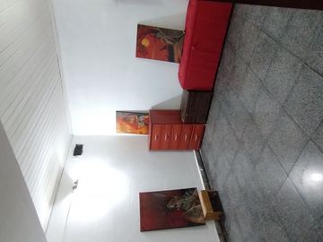 SE VENDE AMPLIA CASA DE 4 DORMITORIOS EN ESQUINA CON SALON, GARAGE