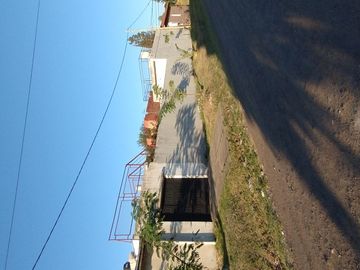 SE VENDE AMPLIA CASA DE 4 DORMITORIOS EN ESQUINA CON SALON, GARAGE