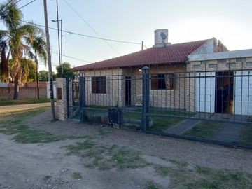 SE VENDE AMPLIA CASA DE 4 DORMITORIOS EN ESQUINA CON SALON, GARAGE