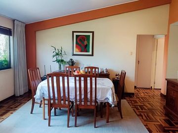 EXCLUSIVO DÚPLEX EN SANTIAGO DE SURCO – LUJO, ESPACIO Y UBICACIÓN PRIVILEGIADA
