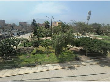 Comas Vendo Casa en Esquina Frente a Parque