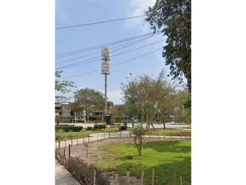 Comas Vendo Casa en Esquina Frente a Parque