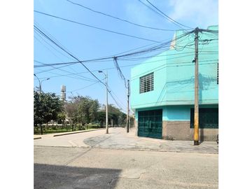 Comas Vendo Casa en Esquina Frente a Parque