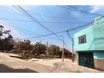 Comas Vendo Casa en Esquina Frente a Parque