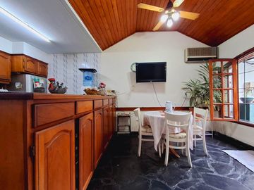Casa con cochera jardin y pileta en Colegiales