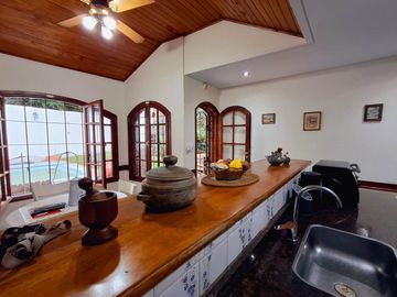 Casa con cochera jardin y pileta en Colegiales