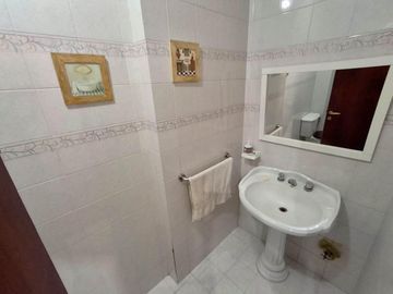 Casa con cochera jardin y pileta en Colegiales