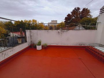 Casa con cochera jardin y pileta en Colegiales