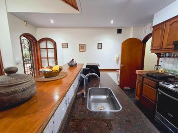 Casa con cochera jardin y pileta en Colegiales