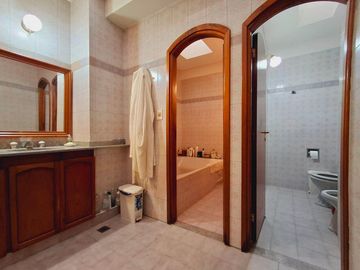 Casa con cochera jardin y pileta en Colegiales
