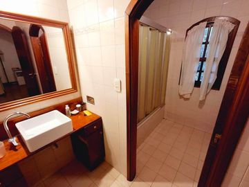 Casa con cochera jardin y pileta en Colegiales