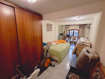 Casa con cochera jardin y pileta en Colegiales
