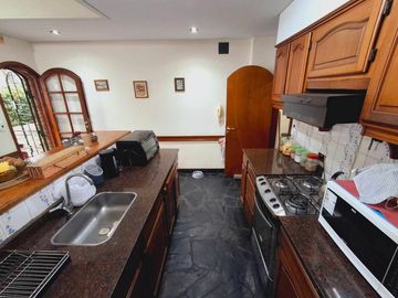 Casa con cochera jardin y pileta en Colegiales