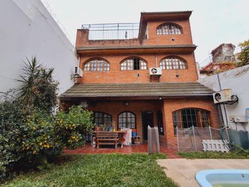 Casa con cochera jardin y pileta en Colegiales