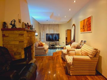 Casa con cochera jardin y pileta en Colegiales