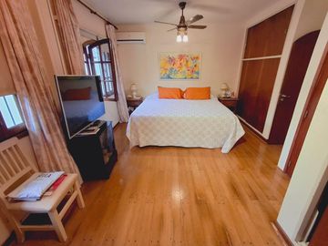 Casa con cochera jardin y pileta en Colegiales