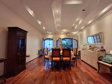 Casa con cochera jardin y pileta en Colegiales