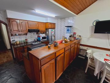 Casa con cochera jardin y pileta en Colegiales