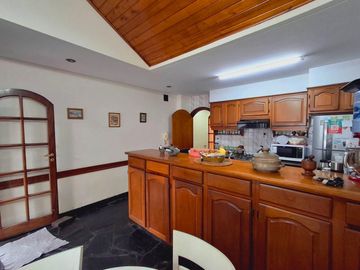 Casa con cochera jardin y pileta en Colegiales