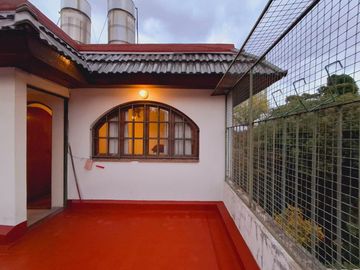 Casa con cochera jardin y pileta en Colegiales
