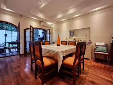 Casa con cochera jardin y pileta en Colegiales