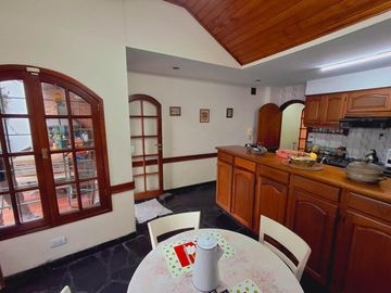 Casa con cochera jardin y pileta en Colegiales