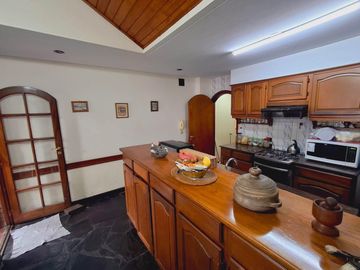 Casa con cochera jardin y pileta en Colegiales