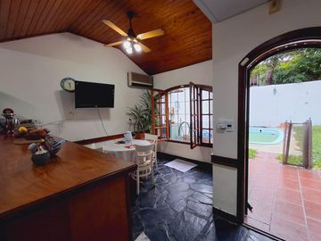 Casa con cochera jardin y pileta en Colegiales