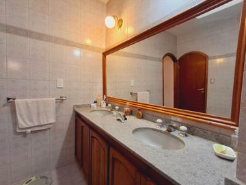 Casa con cochera jardin y pileta en Colegiales