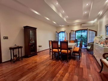 Casa con cochera jardin y pileta en Colegiales