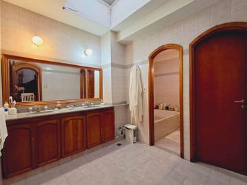 Casa con cochera jardin y pileta en Colegiales
