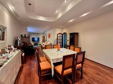 Casa con cochera jardin y pileta en Colegiales