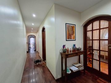 Casa con cochera jardin y pileta en Colegiales