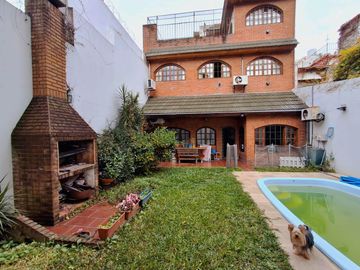 Casa con cochera jardin y pileta en Colegiales