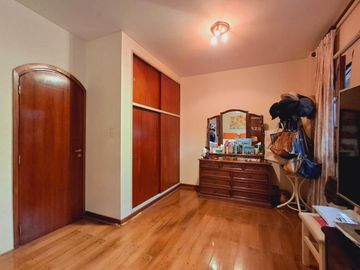 Casa con cochera jardin y pileta en Colegiales
