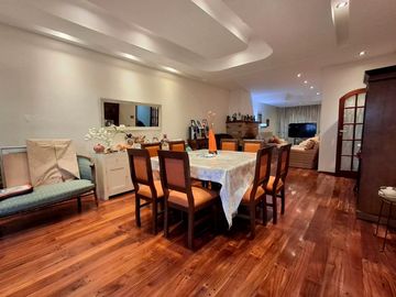 Casa con cochera jardin y pileta en Colegiales